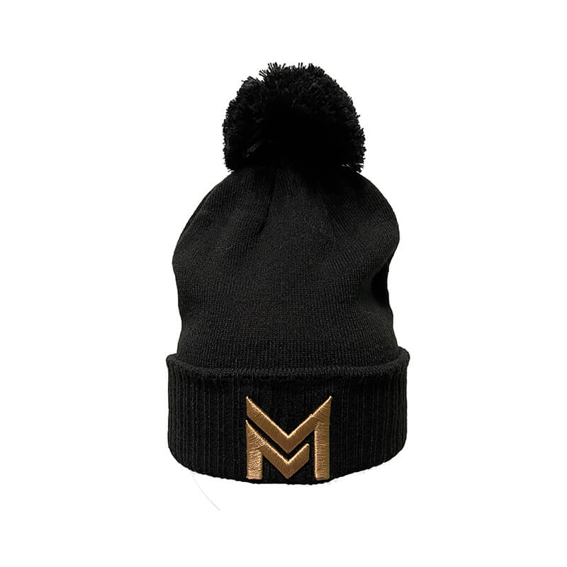 Melnas krāsas ziemas cepure ar zelta logo un bumbuli