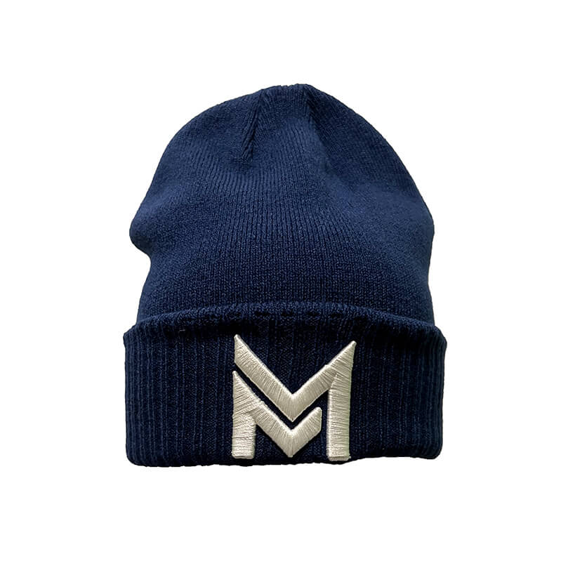 Tumši zilas krāsas ziemas cepure ar baltu logo